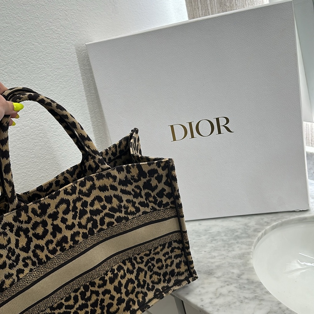DIOR BOOK TOTE
BEIGE MULTICOLOR MIZZA EMBROIDERY- Large - Picture 9 of 9